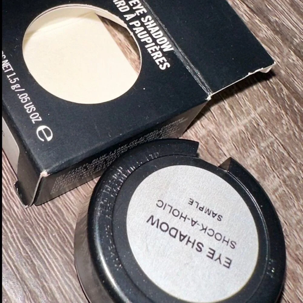 MAC Cosmetics SHOCK-A-HOLIC eye shadow‎